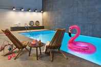 Kolam Renang Moxy Amsterdam Houthavens