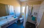 In-room Bathroom 6 Tussock Lodge Waipiata