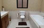 Toilet Kamar 7 Luxury Room in the South of Malta