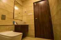 In-room Bathroom The Vintage Inn by Omatra