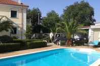 Swimming Pool Villa Elisa