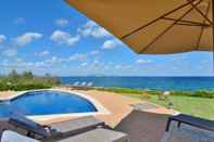 สระว่ายน้ำ Luxurious Sea Front Villa in Mallorca