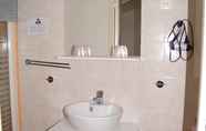 In-room Bathroom 4 Maison Neuve Grandval