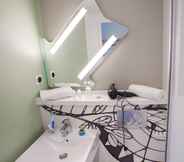 In-room Bathroom 4 ibis budget Bordeaux Lormont