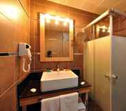 In-room Bathroom 5 Starton Hotel