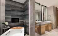 In-room Bathroom 5 Courtyard by Marriott Shunde Longjiang