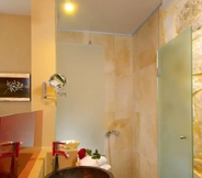 Toilet Kamar 3 Mistral Hotel Solo Travel Only