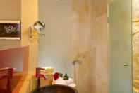 In-room Bathroom Mistral Hotel Solo Travel Only