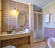 Toilet Kamar 7 Mistral Hotel Solo Travel Only