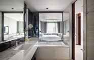 In-room Bathroom 4 Bangkok Marriott Hotel The Surawongse
