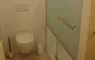 Toilet Kamar 7 B&B Laurus