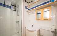 In-room Bathroom 7 LSE Rosebery Hall - Campus Accommodation