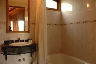 Phòng tắm bên trong Taormina Hotel