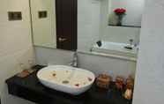 ห้องน้ำภายในห้อง 3 Rose Palace Hotel Yangon