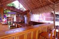 บาร์ คาเฟ่ และเลานจ์ Captain Yut's Bungalow