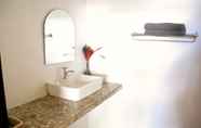 Phòng tắm bên trong 6 Pitiusas Beach Resort