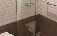 In-room Bathroom 3 Aerotel London Heathrow T2 & T3