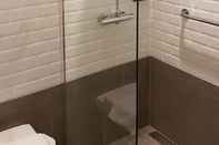 In-room Bathroom Aerotel London Heathrow T2 & T3