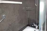 Phòng tắm bên trong Exclusive Apartment - Rees