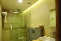Phòng tắm bên trong River Retreat Heritage Ayurvedic Resort