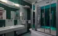 Toilet Kamar 4 Wellness Hotel Luzan