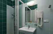 Toilet Kamar 5 Wellness Hotel Luzan