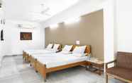 Kamar Tidur 4 Sri Aarvee Hotels