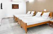 Kamar Tidur 5 Sri Aarvee Hotels