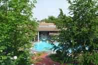 Swimming Pool Hotel zur Therme