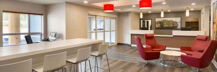 Lobi Microtel Inn & Suites by Wyndham Oyster Bay