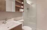 Toilet Kamar 5 Microtel Inn & Suites by Wyndham Oyster Bay