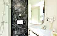 In-room Bathroom 2 ibis Wenzhou University Hotel