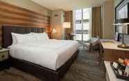 Kamar Tidur 7 The Porter Portland, Curio Collection by Hilton