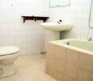 In-room Bathroom 2 Gudsmith Home