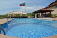 Swimming Pool Shato hotel Trendafiloff