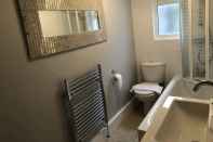 In-room Bathroom Marble Apartments Tooting Broadway