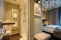 In-room Bathroom Boutique Hotel 125 Hamburg Airport by INA