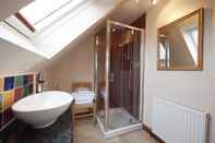 In-room Bathroom The Mews Apartment at Daviot Lodge