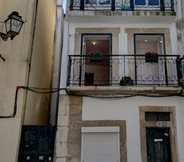 Bangunan 3 Cozy 1 Bed in the Heart of Alfama w Aircon