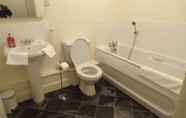 In-room Bathroom 5 George Square - City Centre Suites