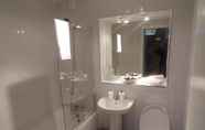 In-room Bathroom 6 George Square - City Centre Suites