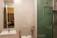 Toilet Kamar Nature Heaven Apartment at Greenhill Resort