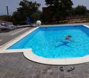 Swimming Pool 2 Bed House Floristella