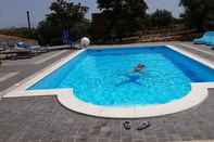 สระว่ายน้ำ Bed House Floristella