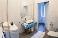 In-room Bathroom Vienna Market Apartment