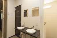 Phòng tắm bên trong Ryoma Ikebukuro I - Hostel