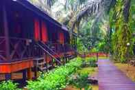 Exterior Sukau Backpackers B&B