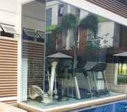 Swimming Pool 6 Apartment in Bangkok near Pool