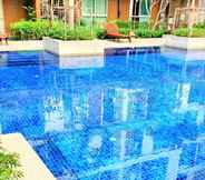 Swimming Pool 7 Apartment in Bangkok near Pool