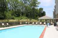 Swimming Pool Candlewood Suites Goodlettsville - Nashville, an IHG Hotel